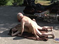 Bikeropa fickt junges Girl im Freien