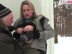 Blondes Tittengirl fickt im Schnee mit einem alten Knacker