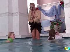 Feuchte Glamour-Flittchen baden in scharfen Klamotten