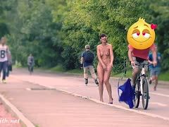 Frau ist im Park nackt