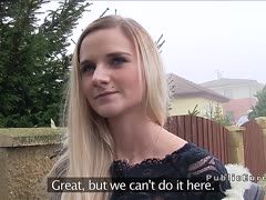Im Auto lässt sich das blonde Mädel bumsen