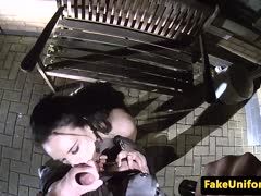 Schwanzgeile Nutte lutscht einen Pimmel im Auto