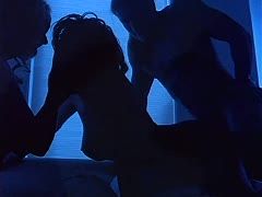 Typ genießt nächtlichen Dreier-Fick mit zwei Fotzen